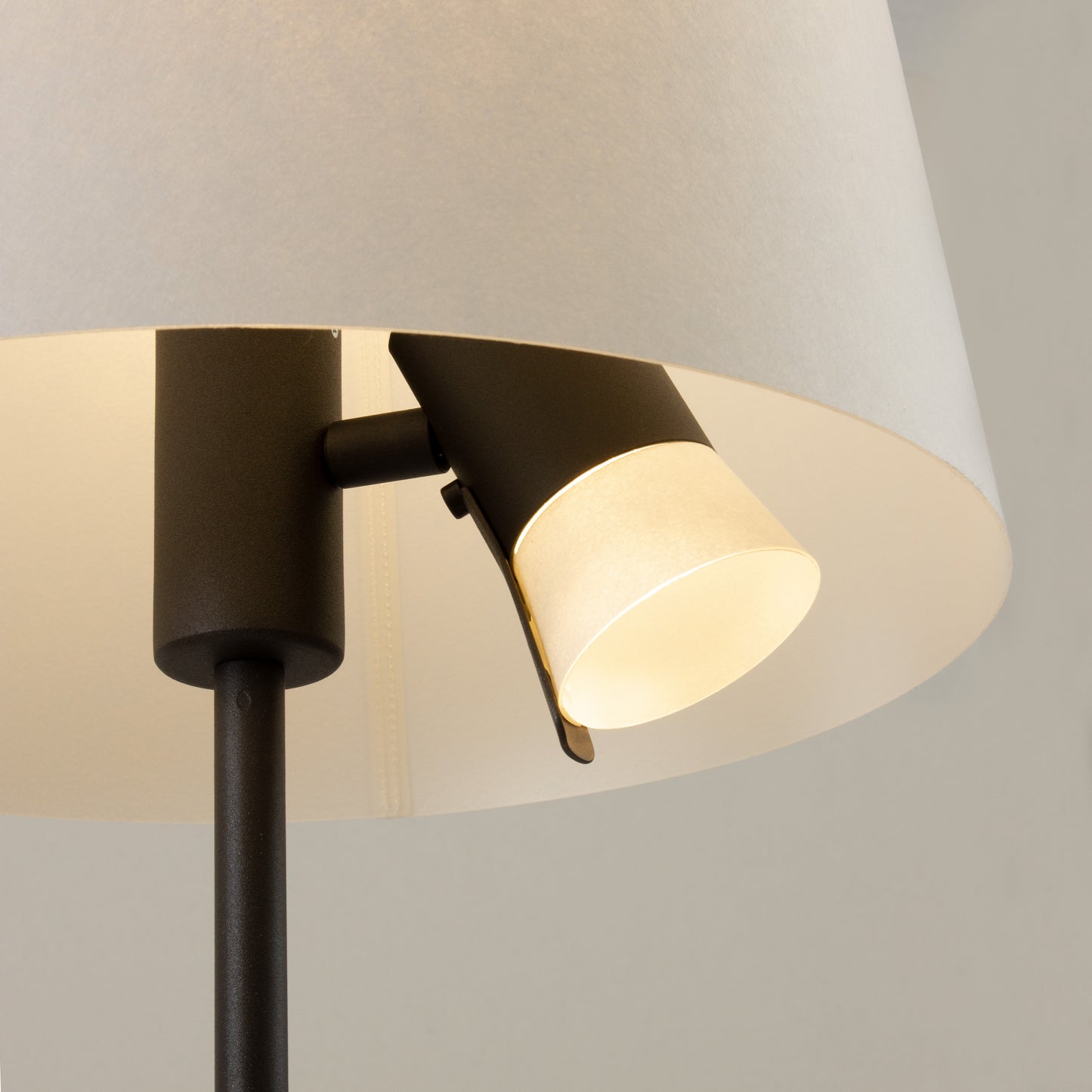 Kaksi floor lamp