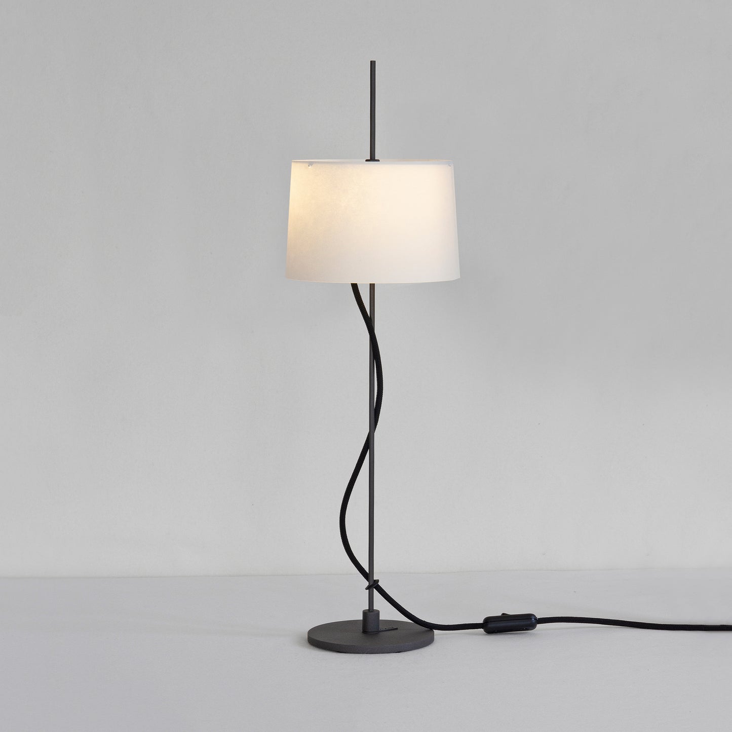 Z-corded table lamp
