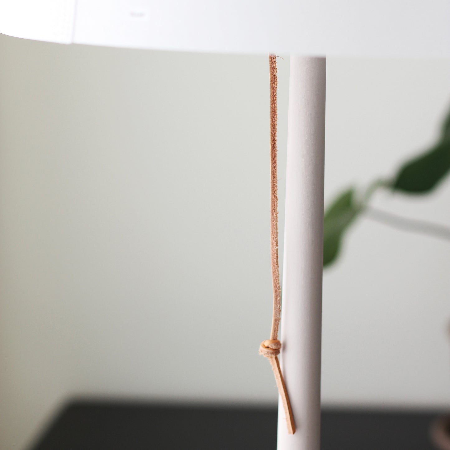 Gadd golvlampa med stativ i vitt från Zlamp