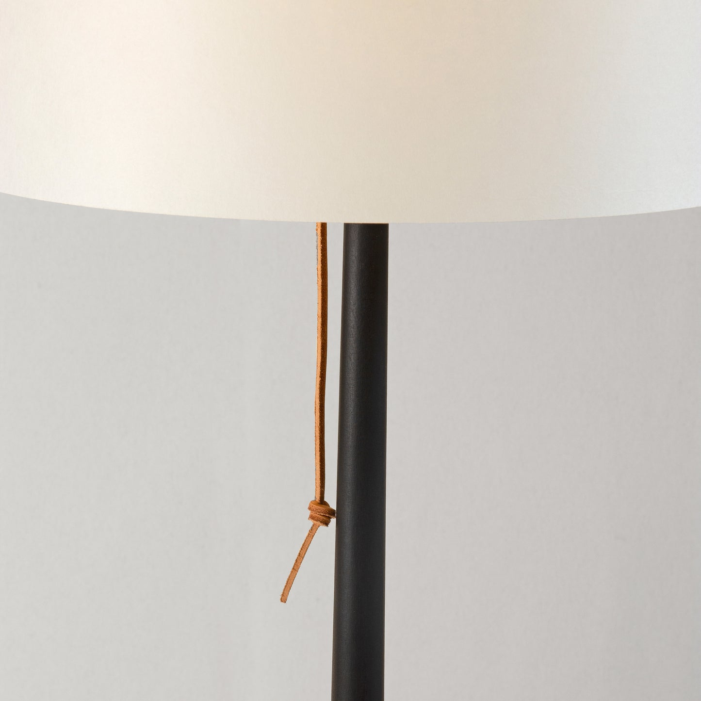 Gadd golvlampa med stativ i svart bets från Zlamp