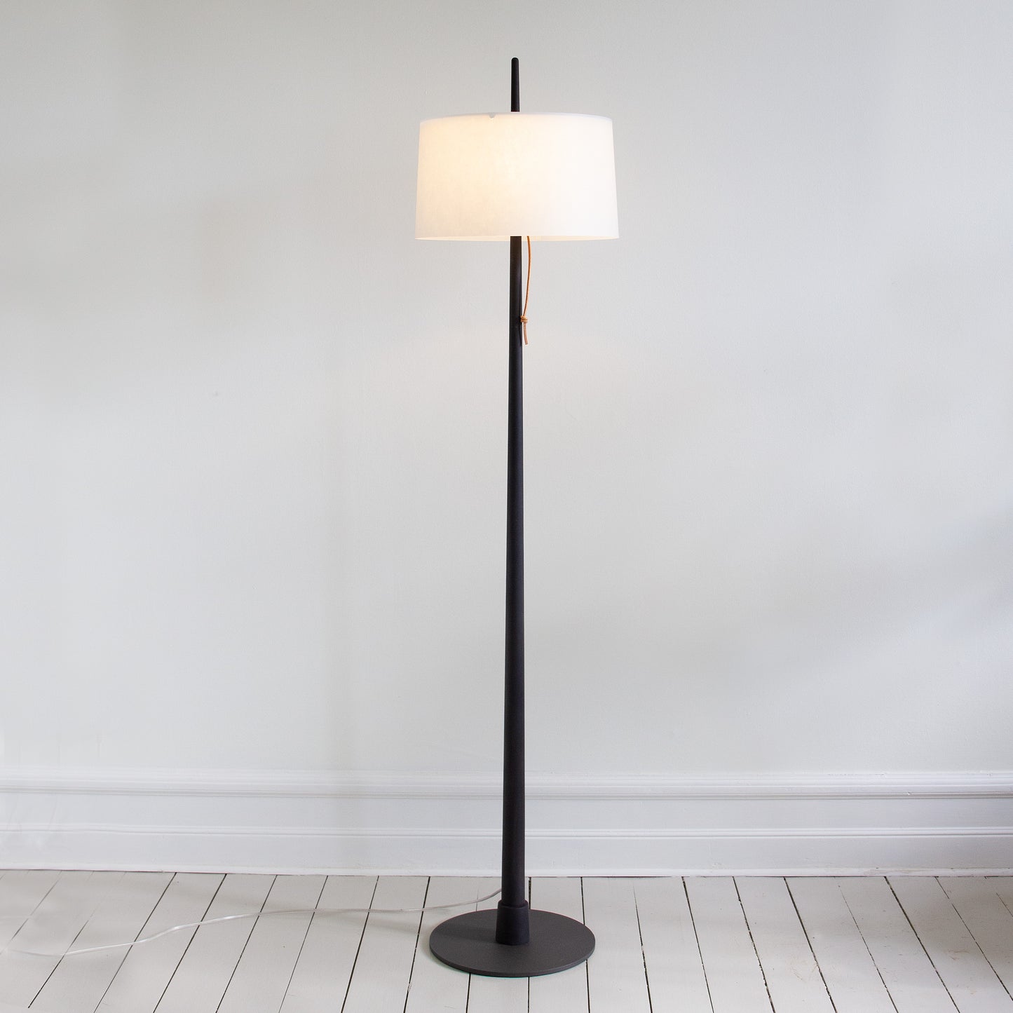 Gadd golvlampa med stativ i svart bets från Zlamp