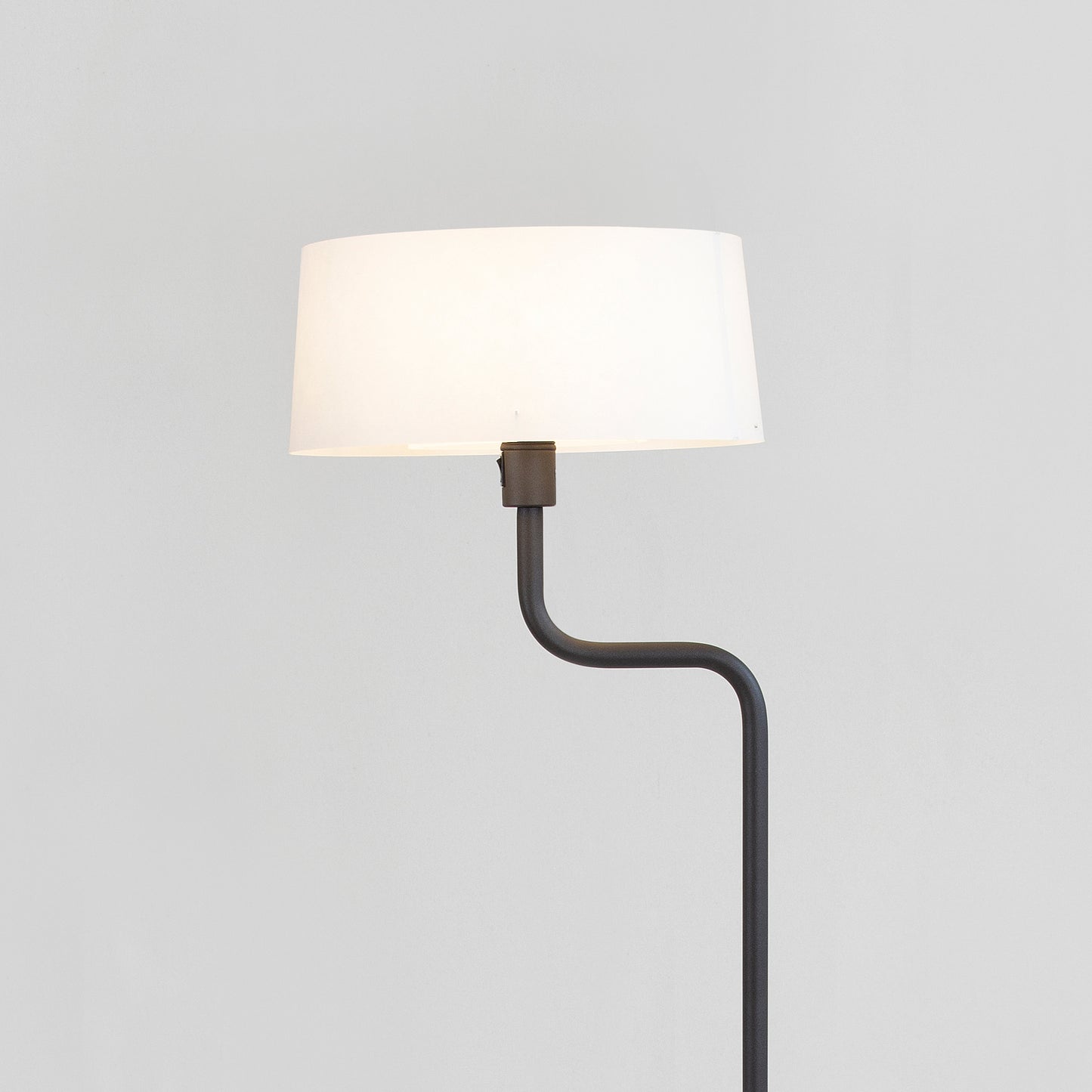 Baz golvlampa böjd