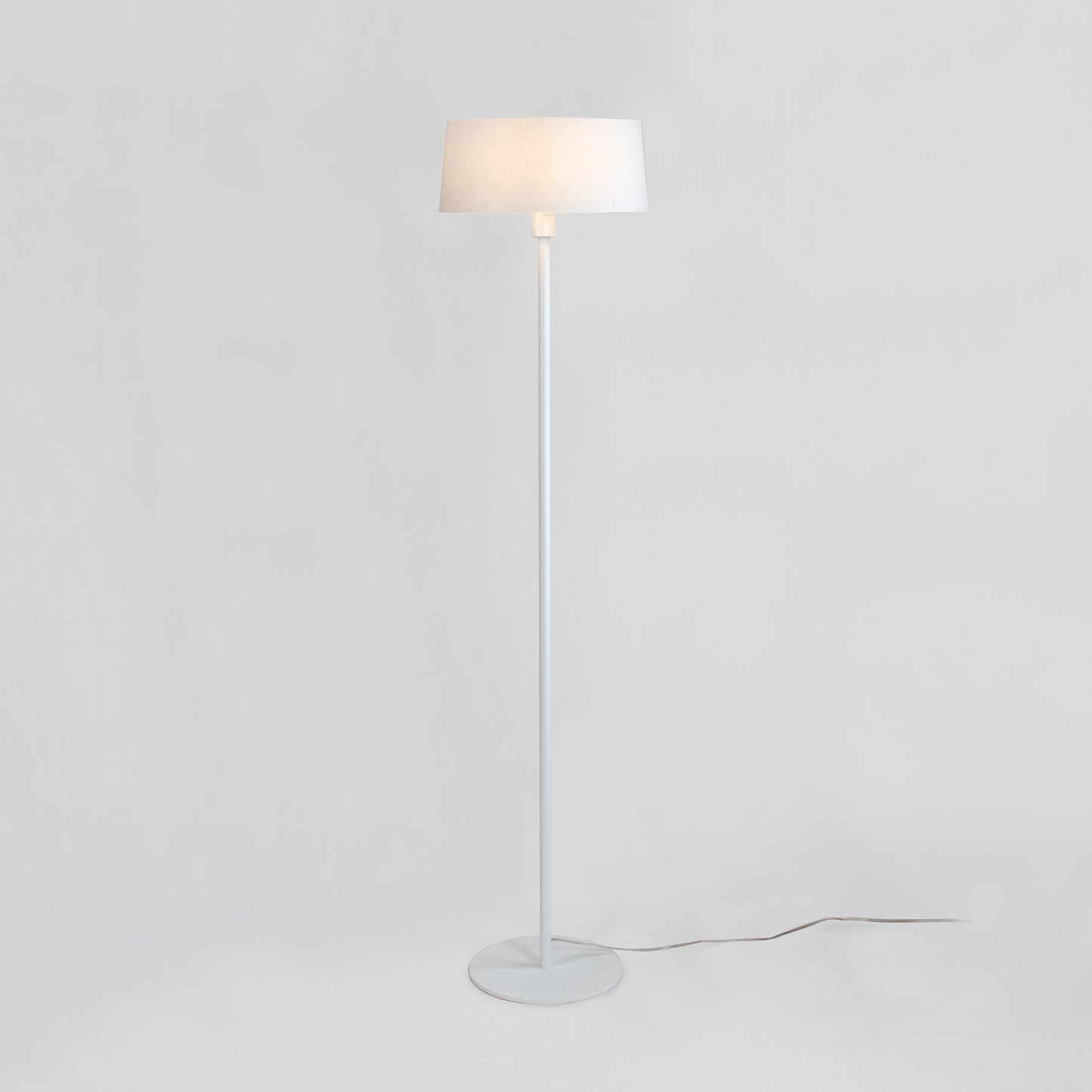 Baz golvlampa med stativ i vitt.