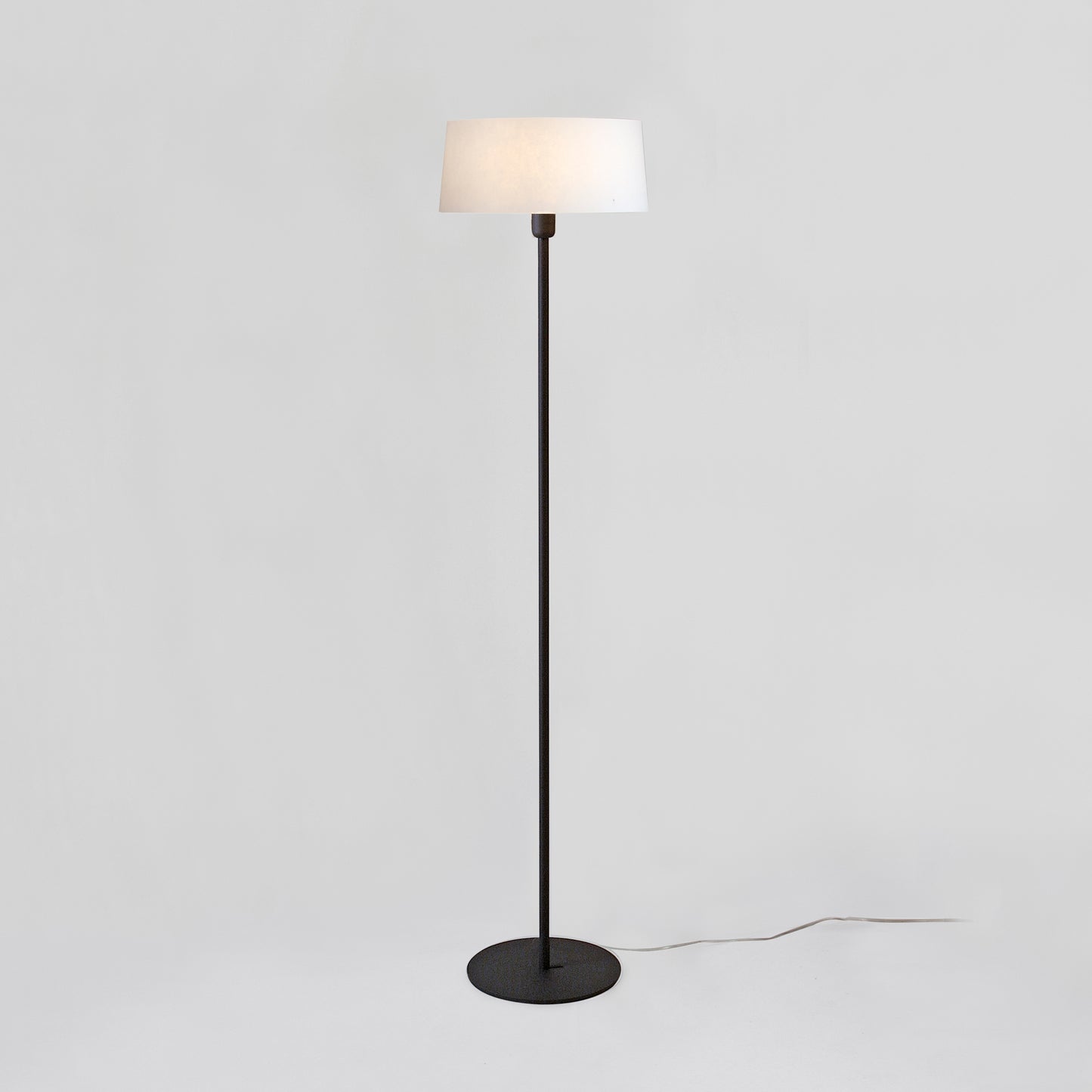Baz golvlampa i mörkgrått