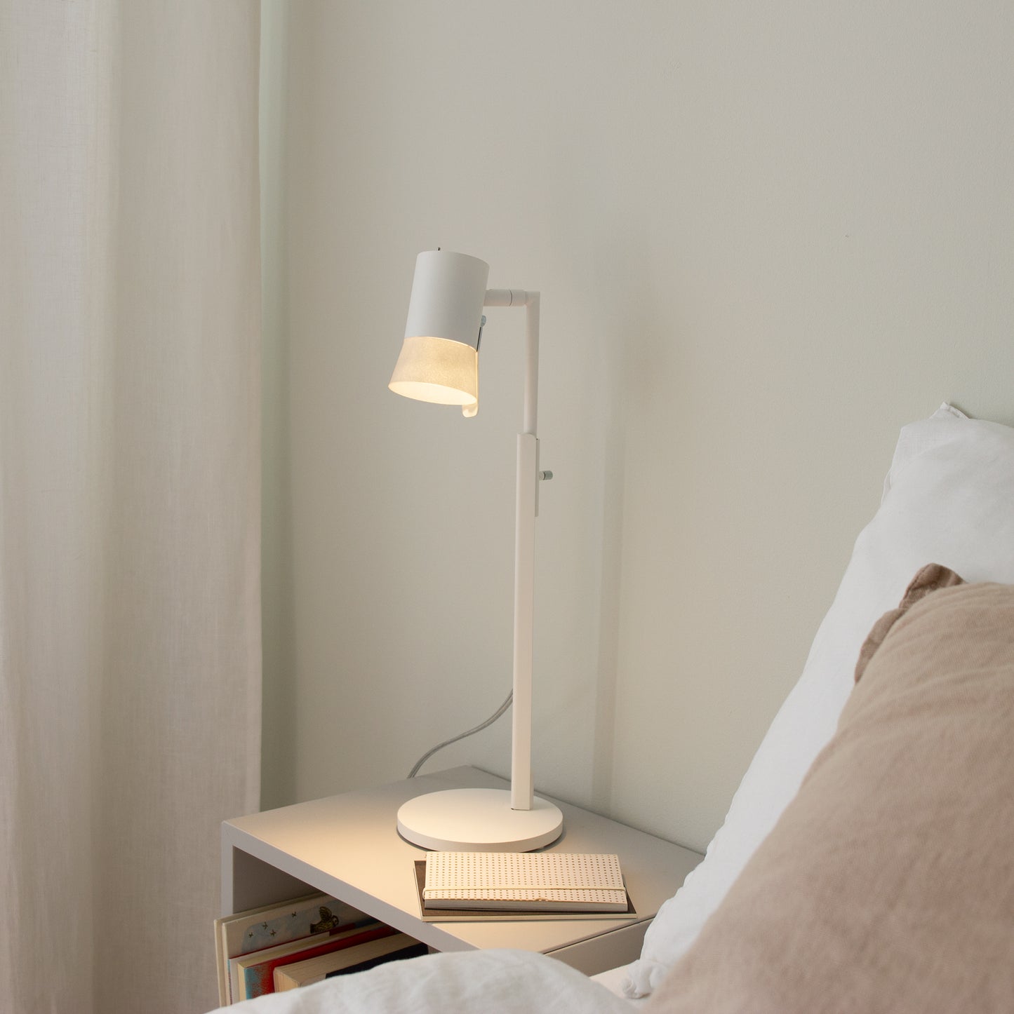 Bezzy bordslampa i vitt, sänglampa