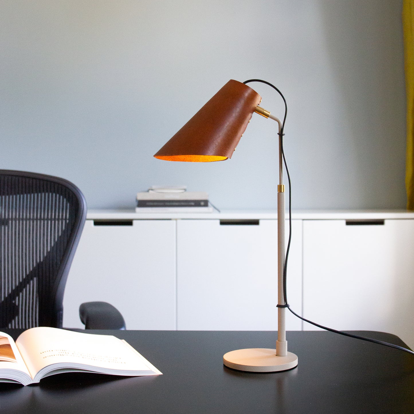 Bordslampa med läderskärm, zlamp