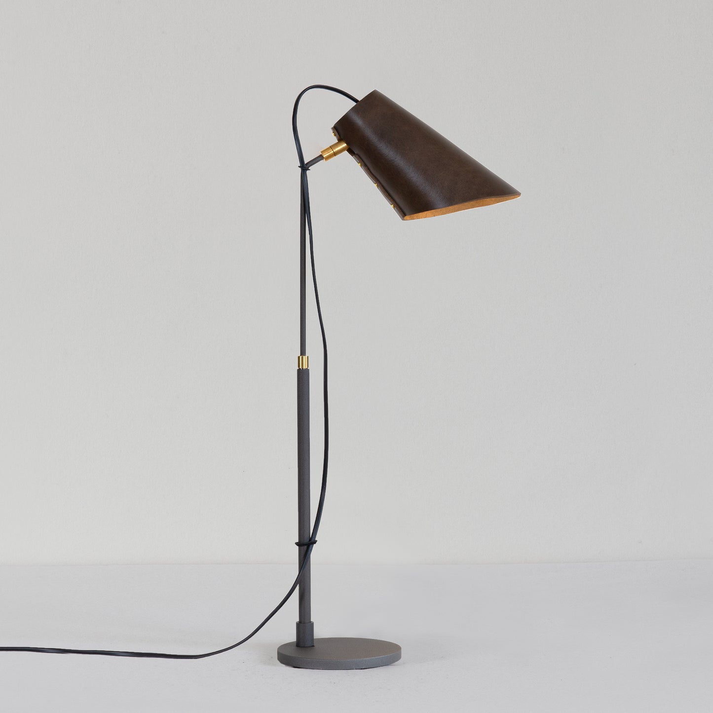 Erik bordslampa med läderskärm, zlamp bordslampa