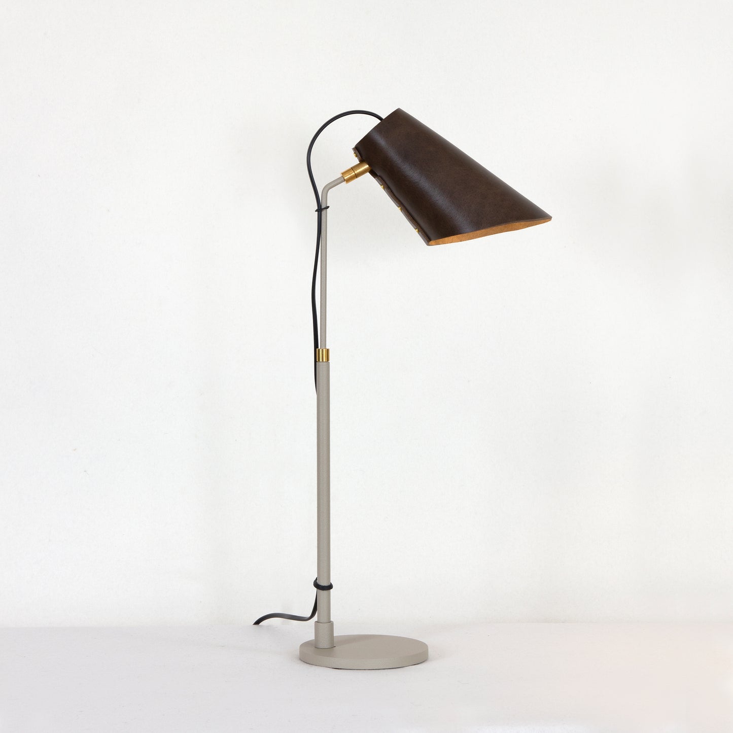 Erik bordslampa med läderskärm i mörkbrunt
