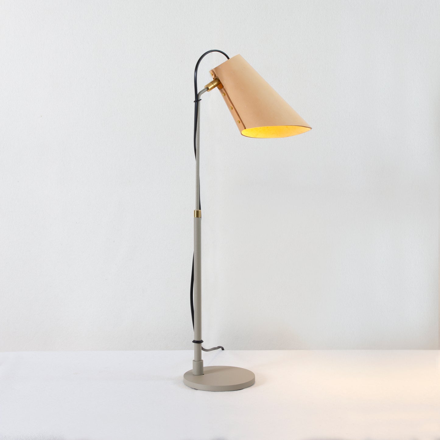 Erik bordslampa med skärm i läder, naturfärg