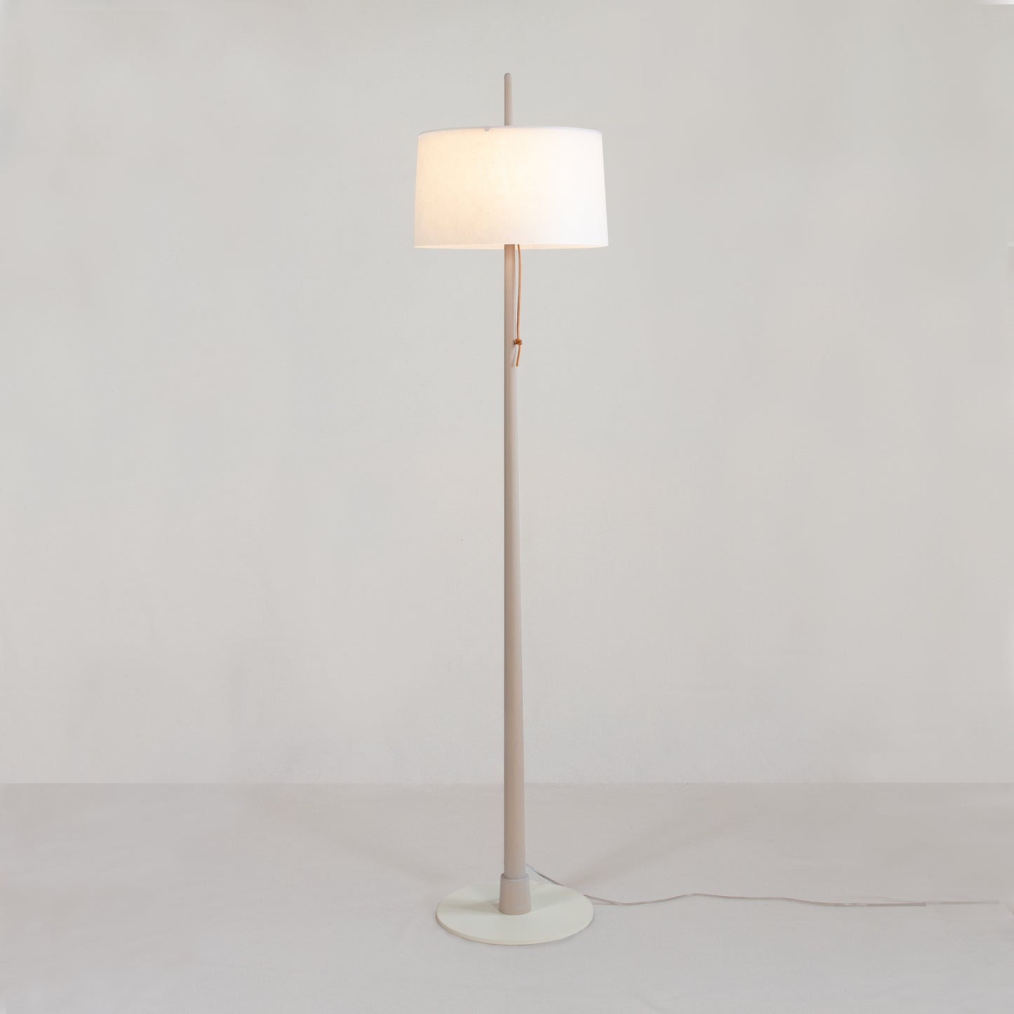 Gadd golvlampa med stativ i kitt från Zlamp