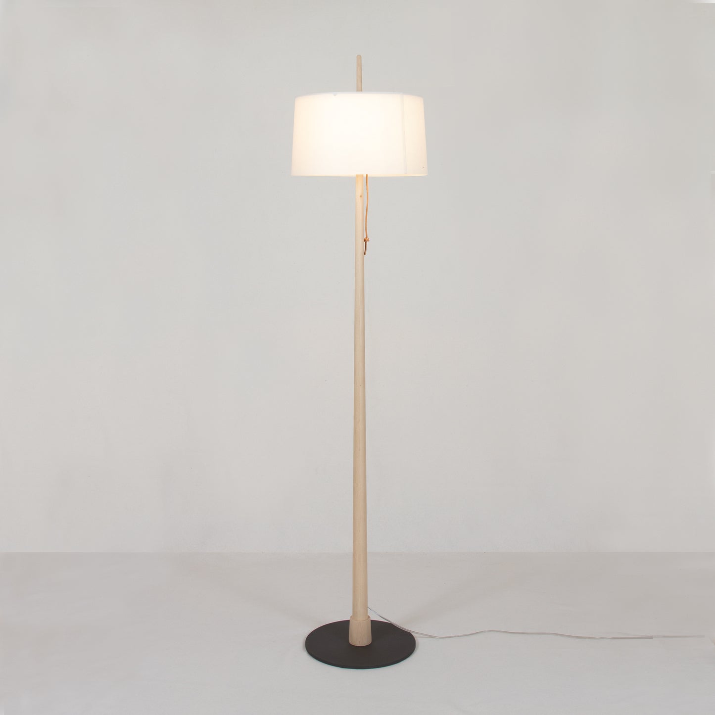 Gadd golvlampa med stativ i natur från Zlamp