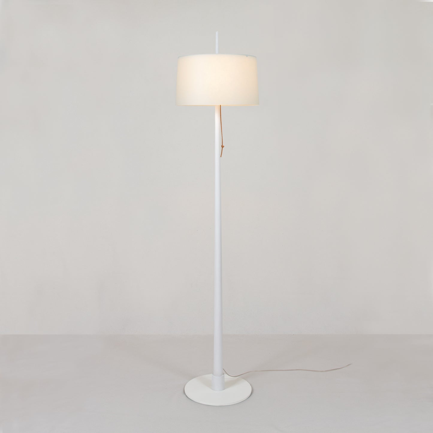 Gadd golvlampa med stativ i vitt från Zlamp