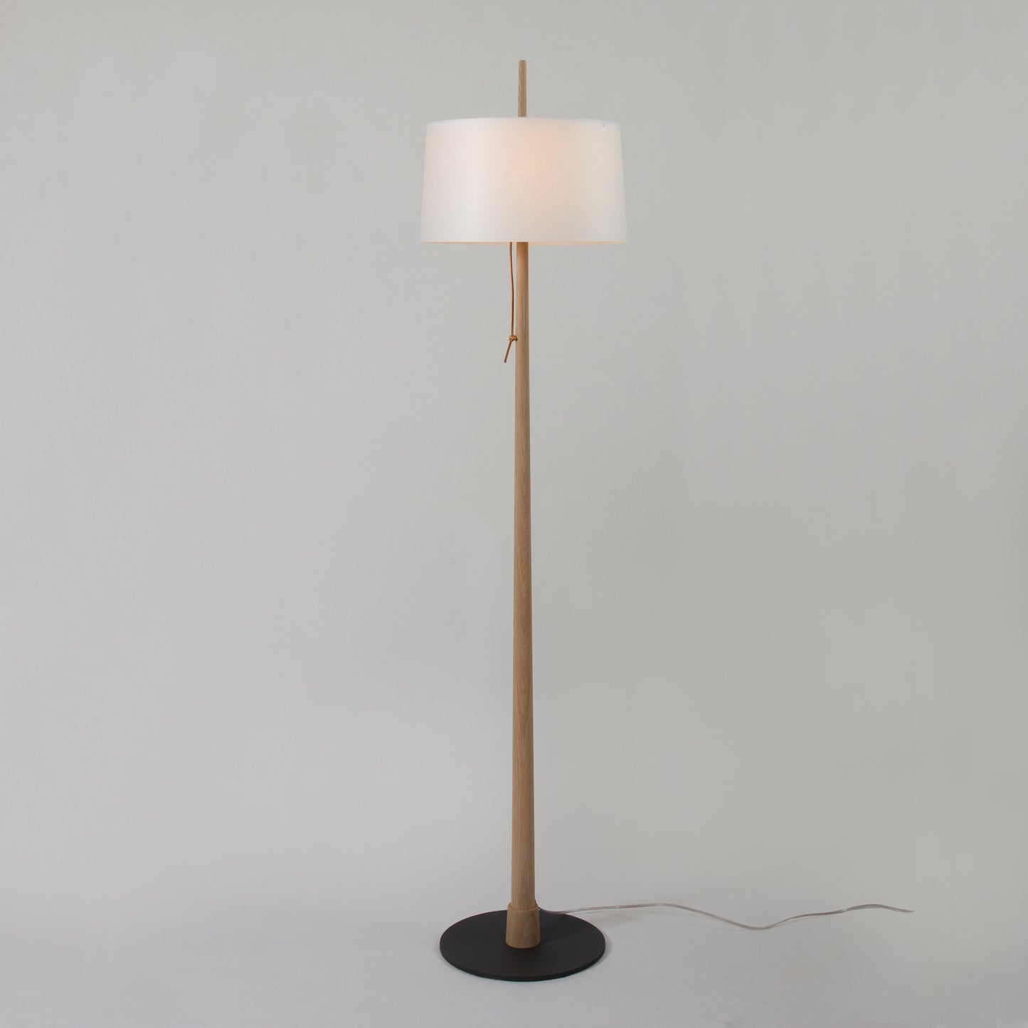 Gadd golvlampa med stativ i ek från Zlamp