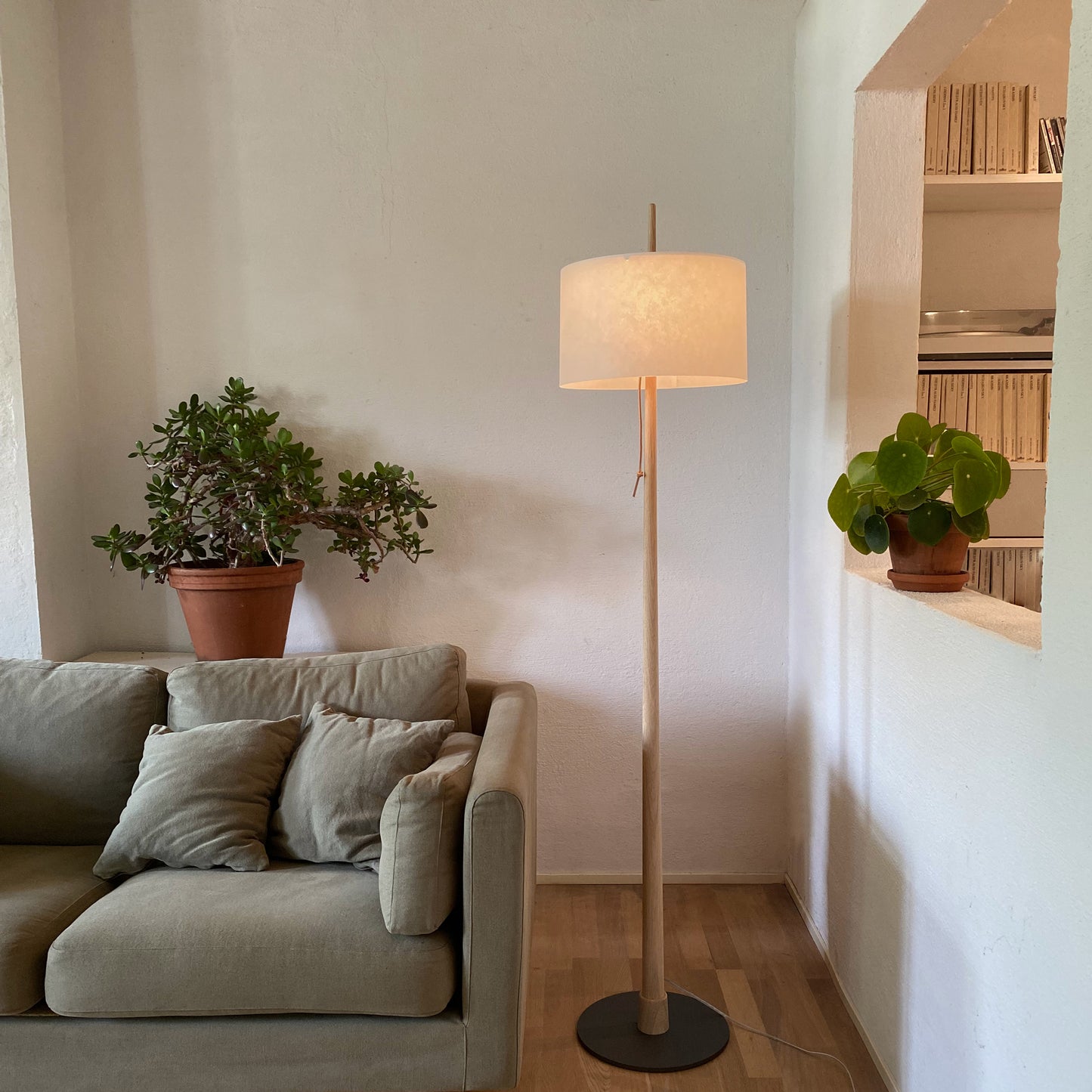 Gadd golvlampa med stativ i ek från Zlamp