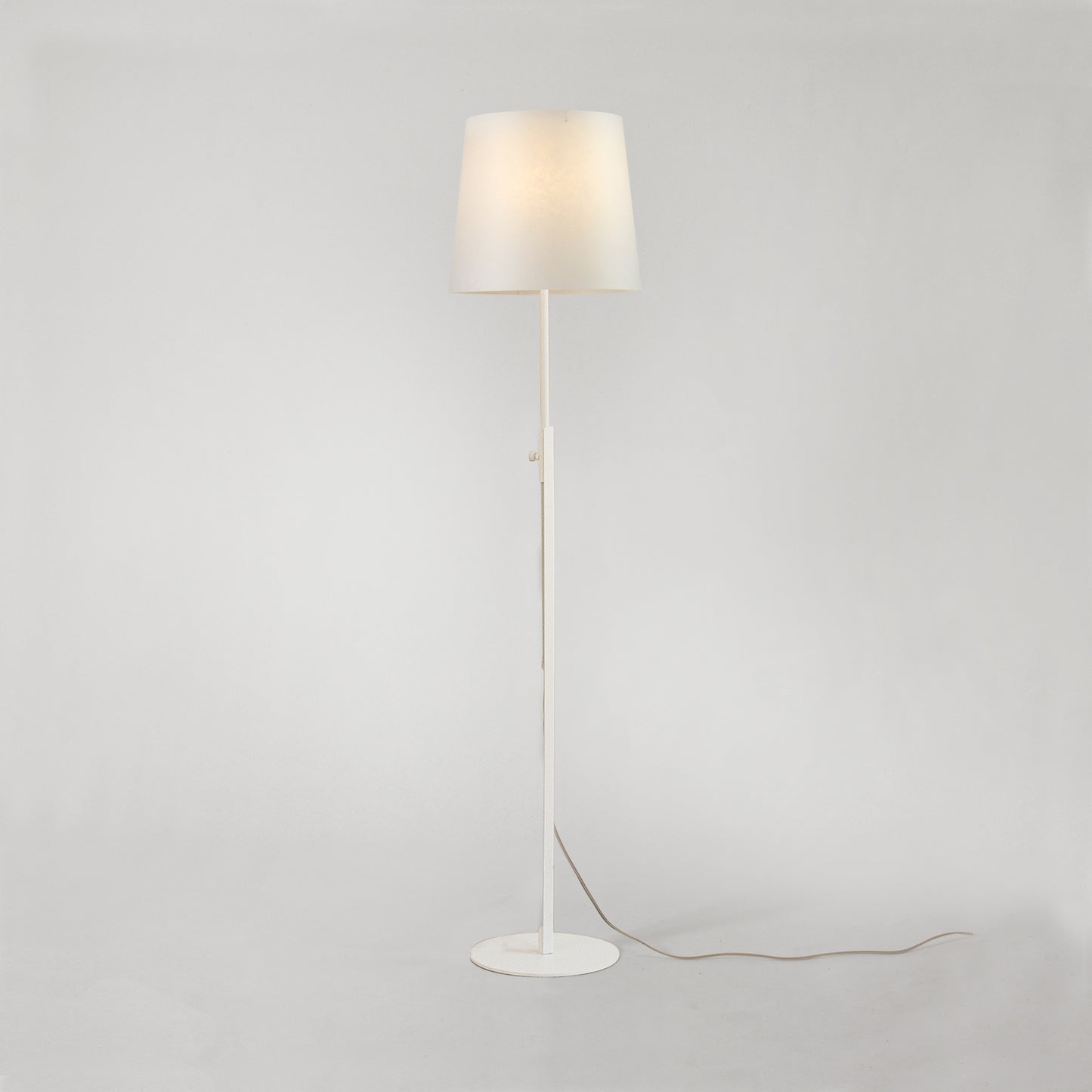 Vega golvlampa rak