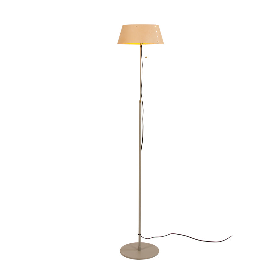 Karl golvlampa med ljus läderskärm.