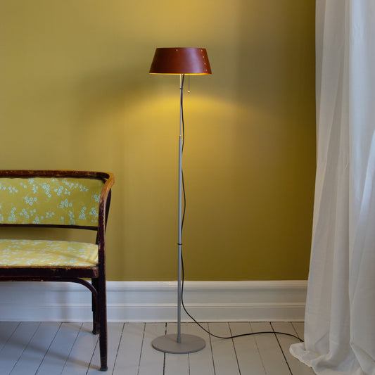 Karl golvlampa med läderskärm