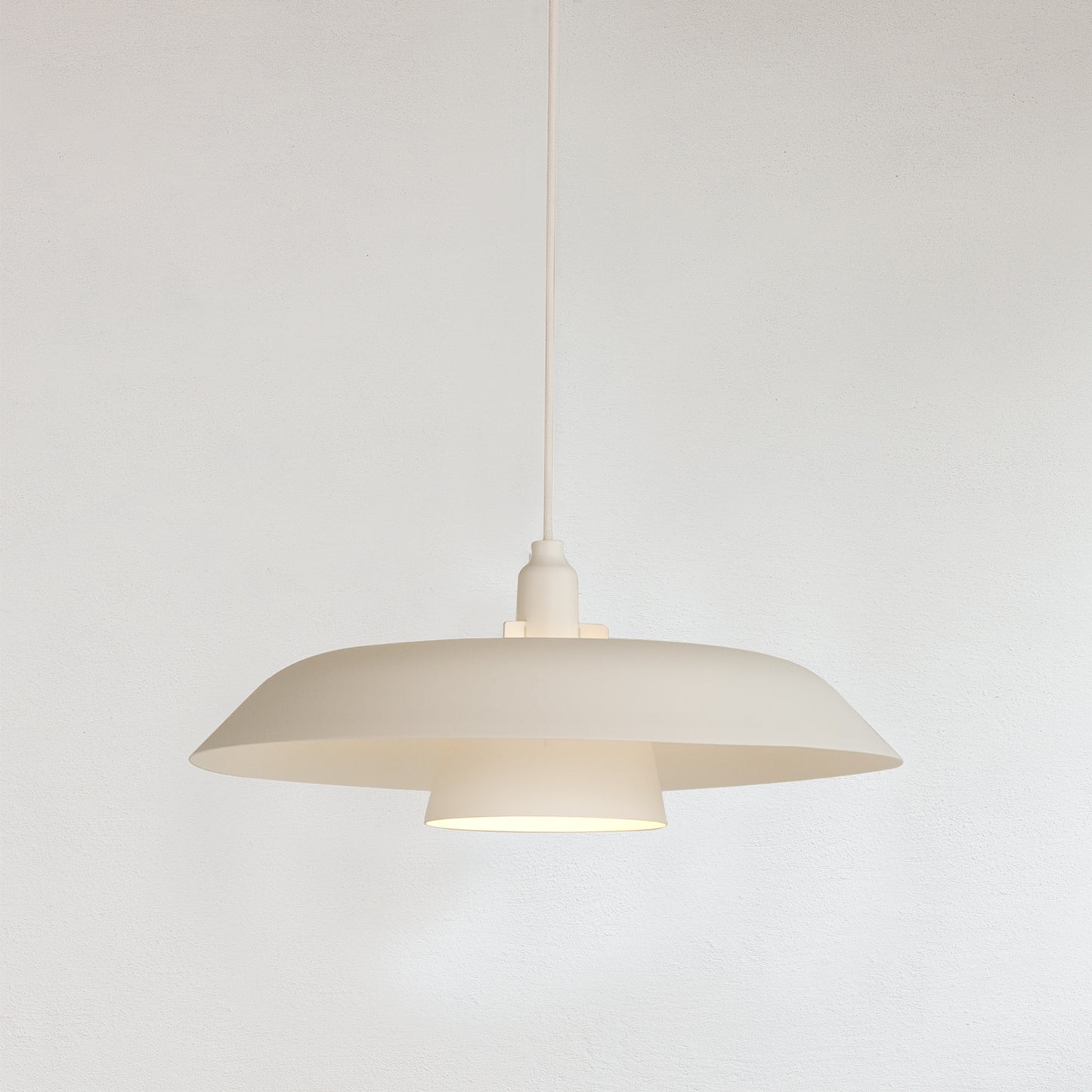 P 5017 pendellampa i vitt från Zlamp