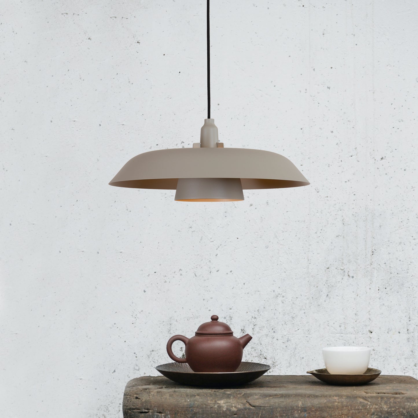 P pendellampa 5017 över matbord från Zlamp