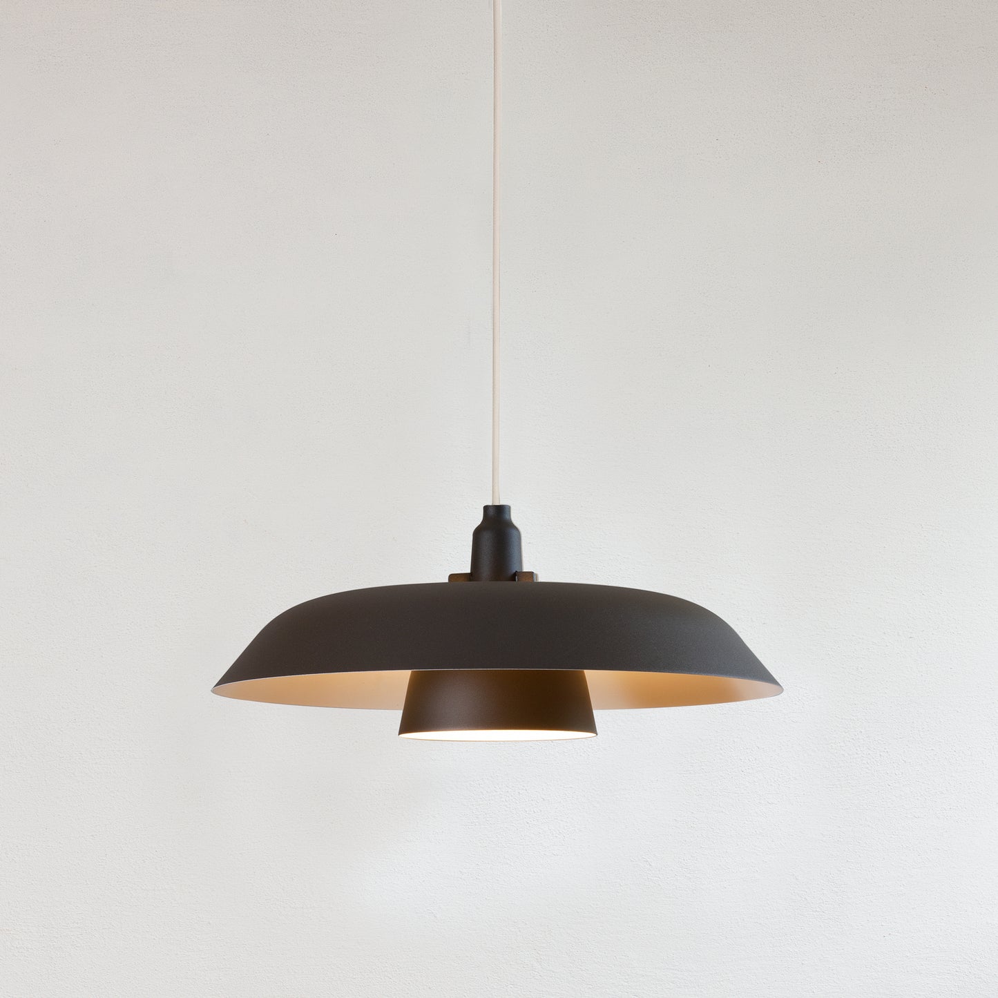 P 656-5017 pendellampa mörkgrå med vit sladd från Zlamp