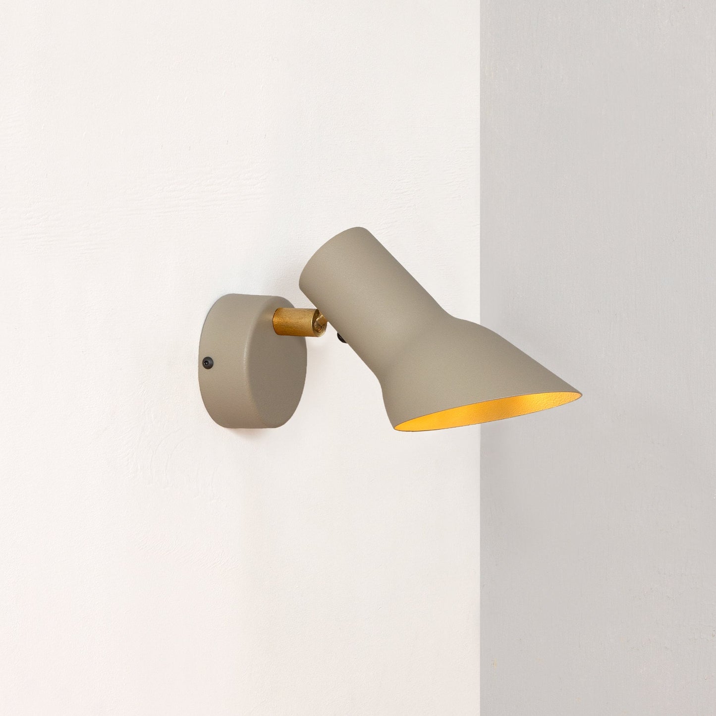 Q10 vägglampa fast installation