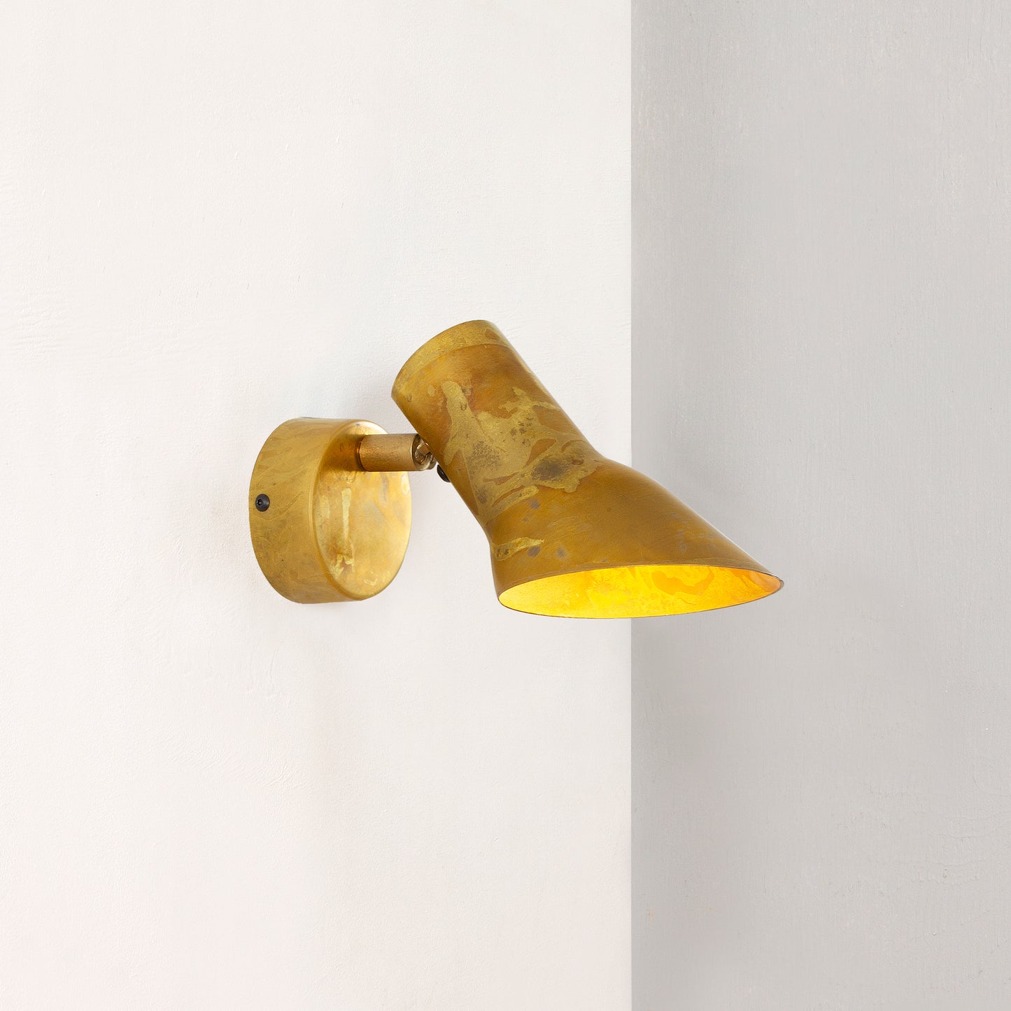 Q10 vägglampa fast installation