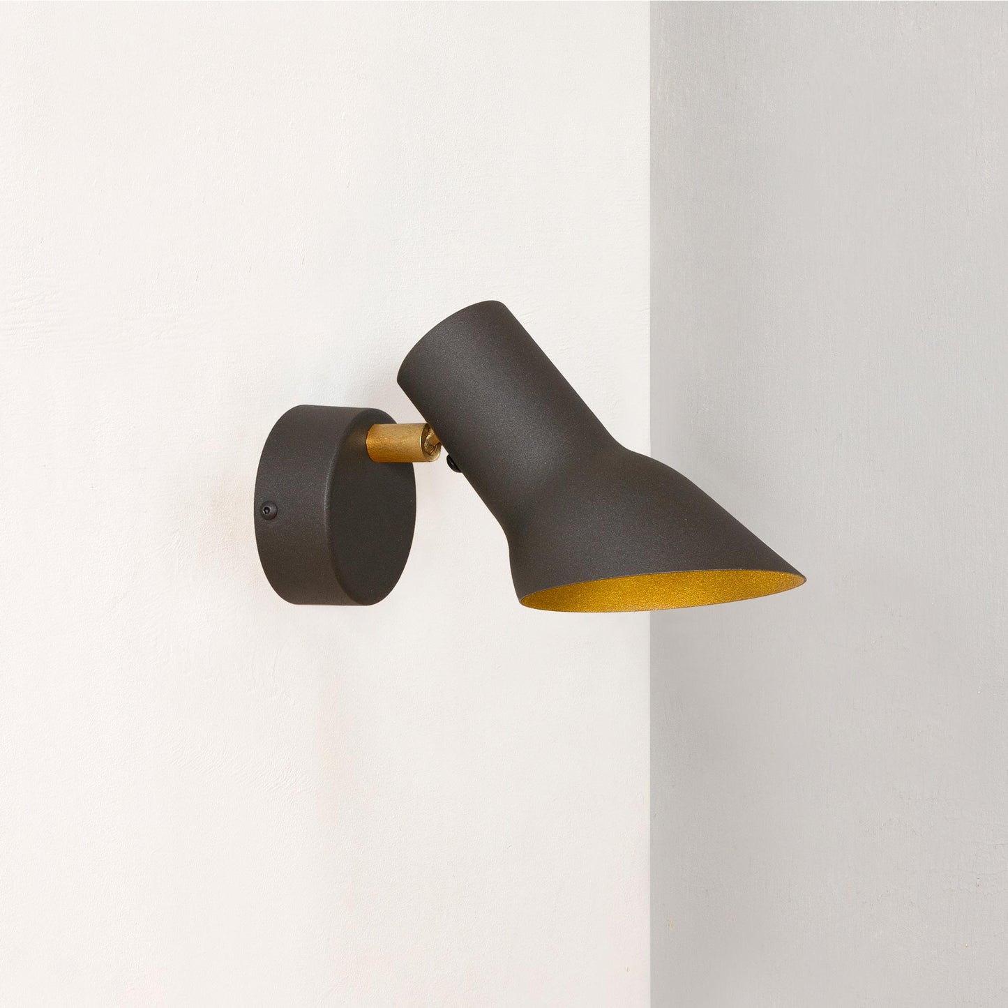 Q10 vägglampa fast installation