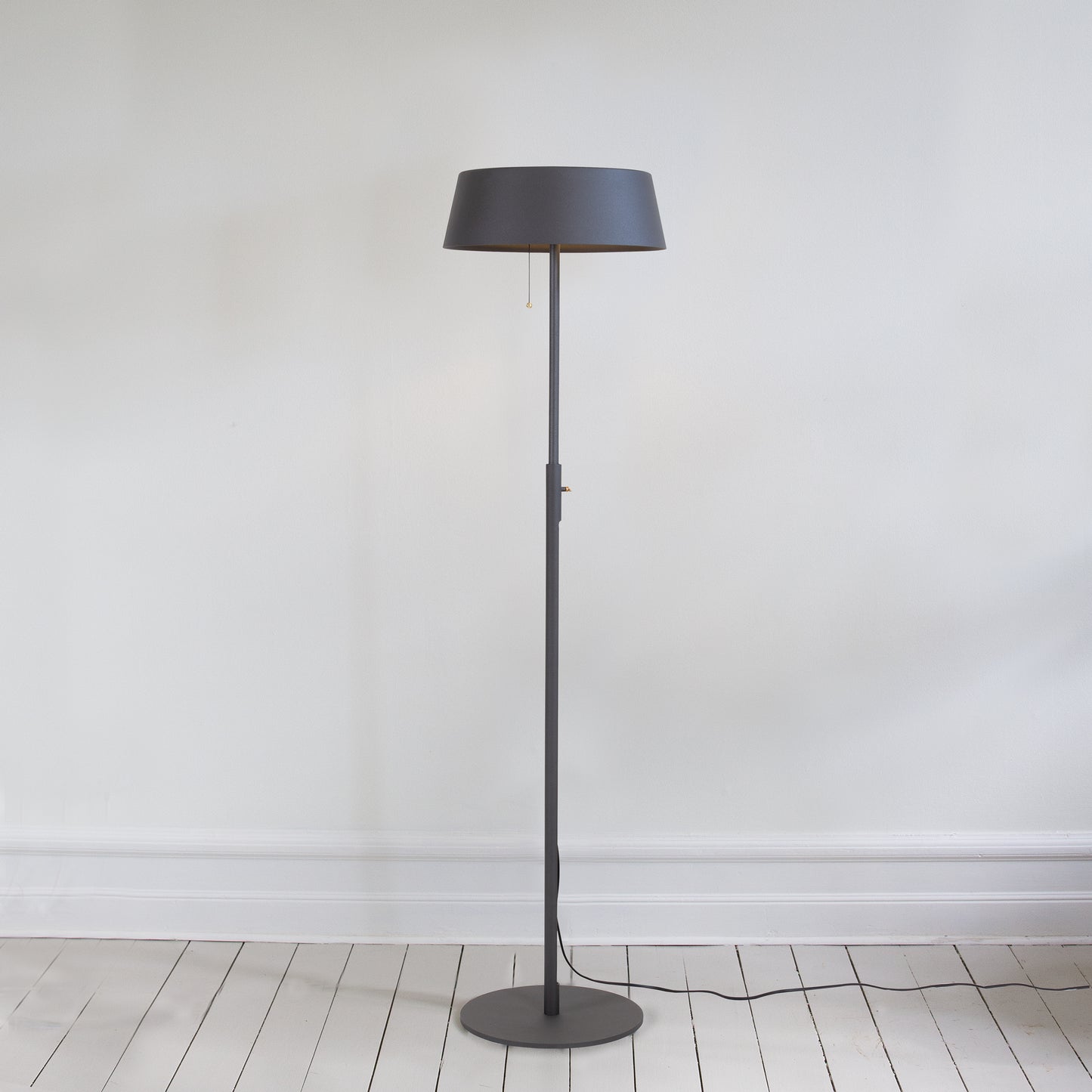 Q floor lamp steel/brass