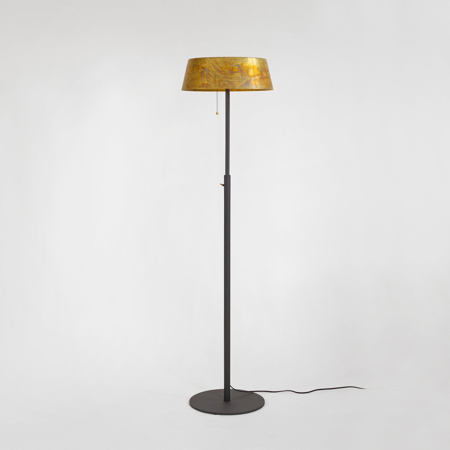 Q floor lamp steel/brass