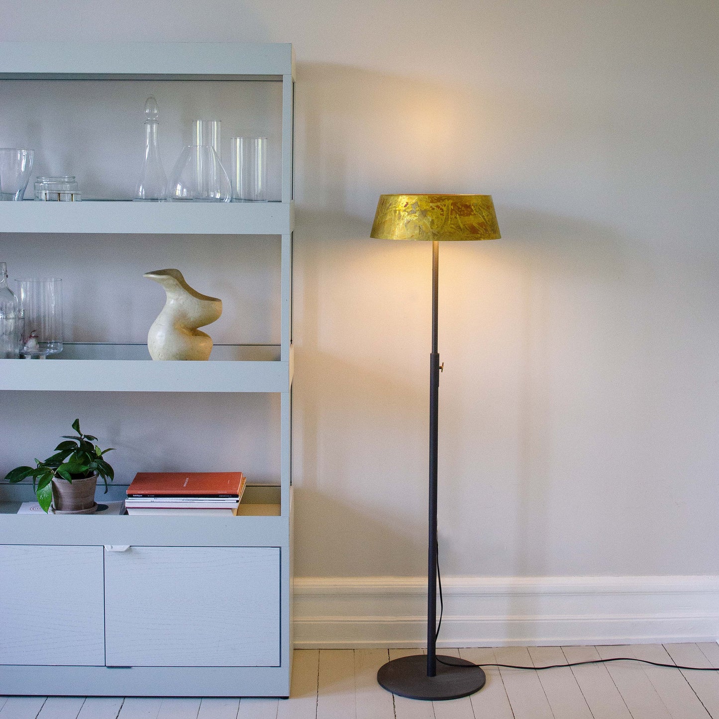 Q floor lamp steel/brass
