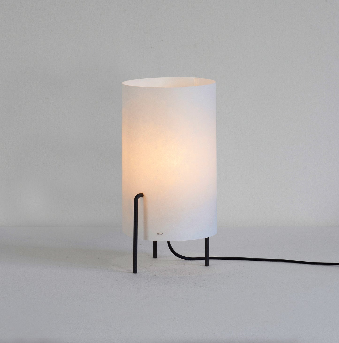 Trefot bordslampa