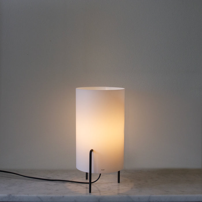 Trefot bordslampa