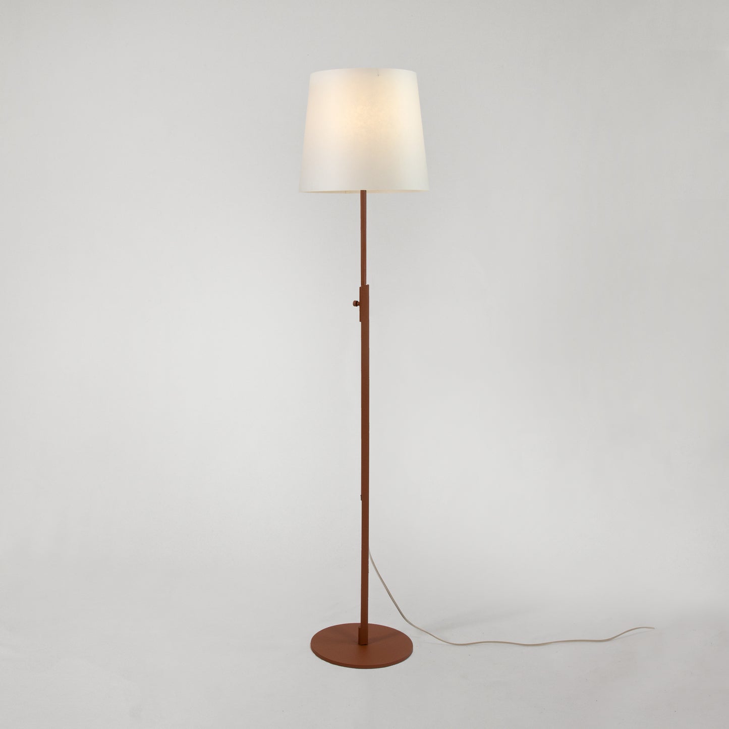 Vega golvlampa rak oxide