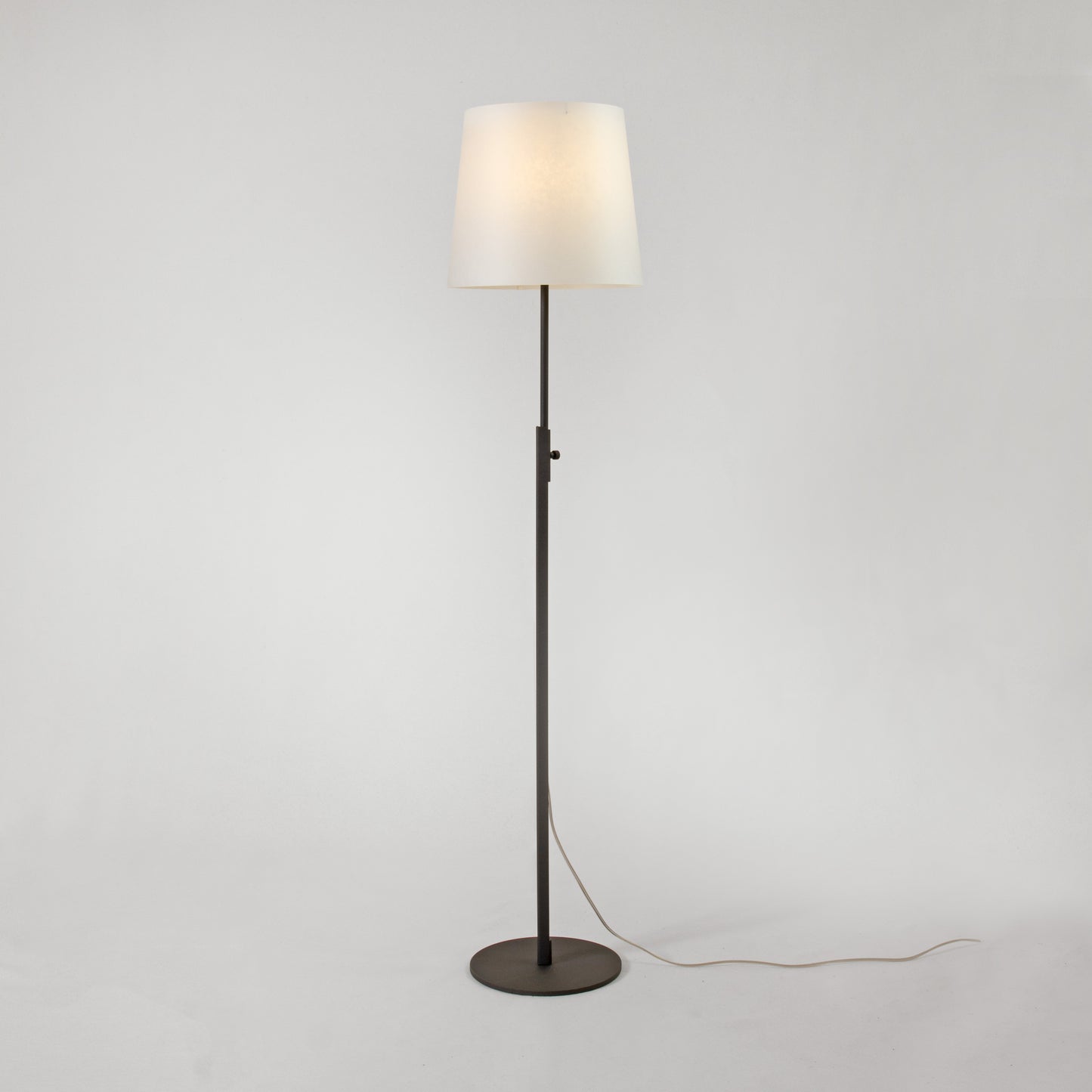 Vega golvlampa rak