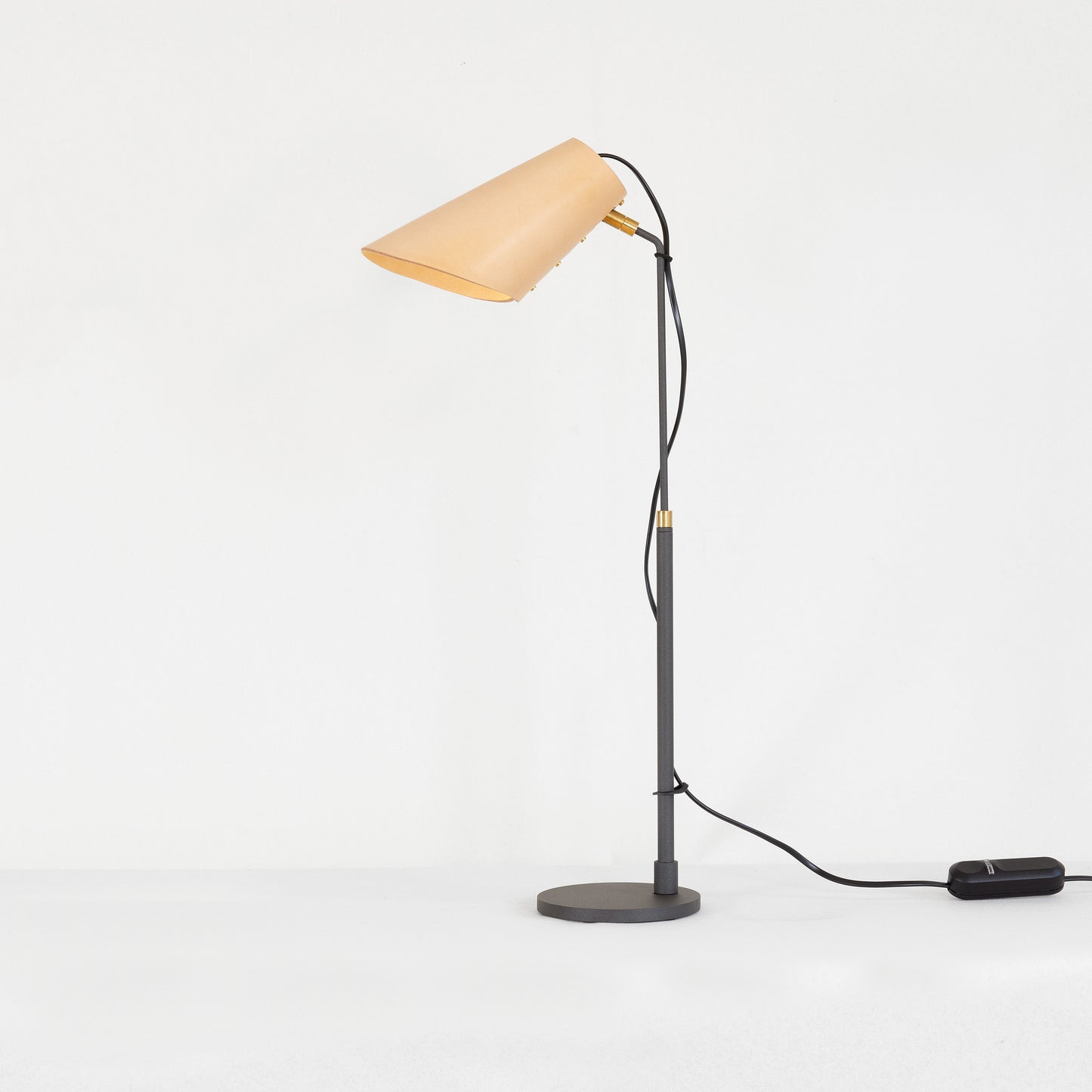 Erik bordslampa med läderskärm.