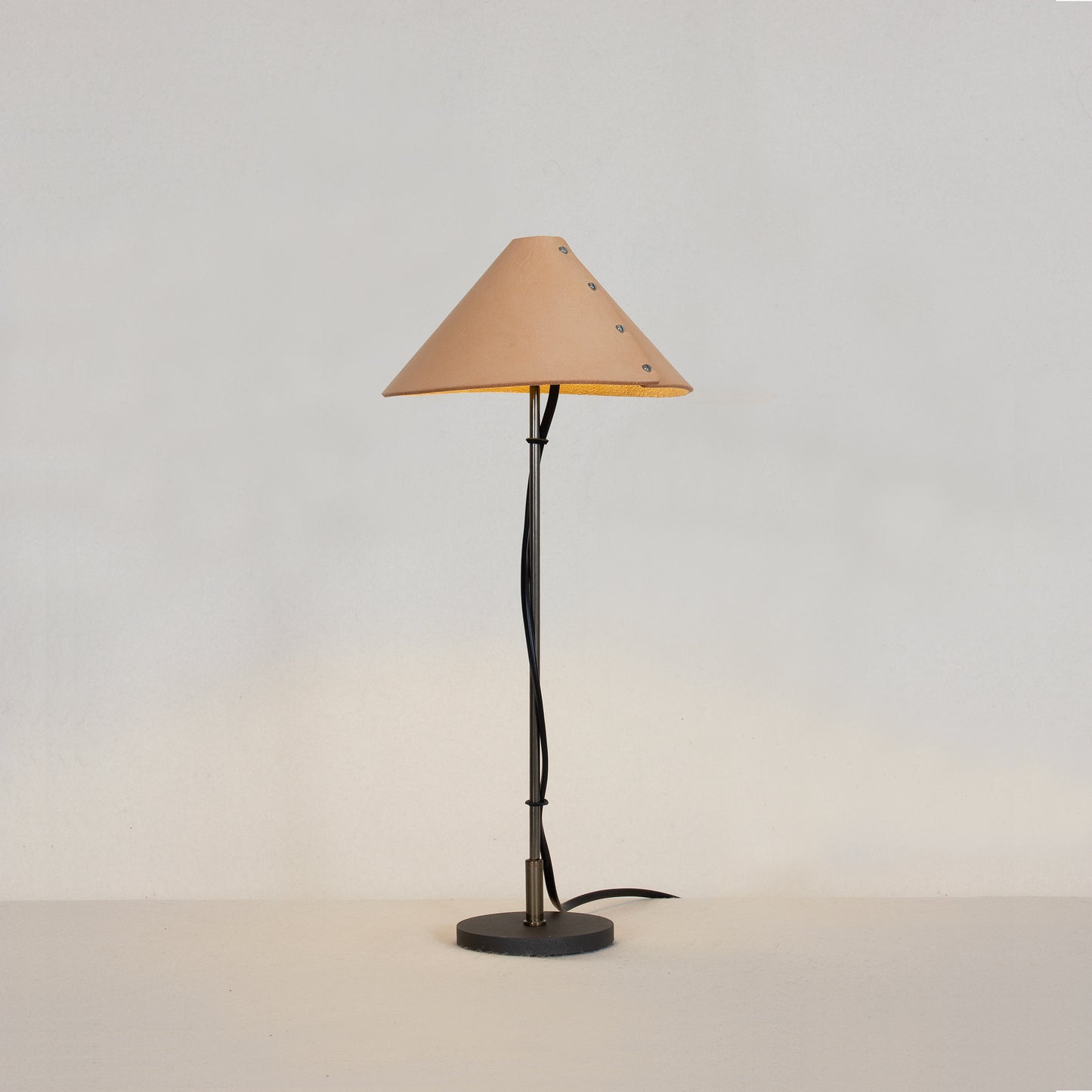 Koncis bordslampa med läderskärm