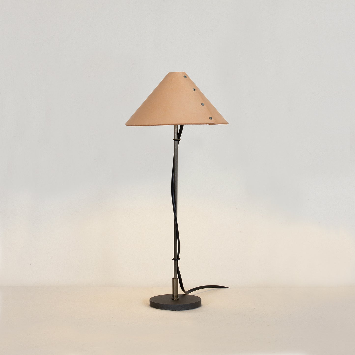 Koncis bordslampa med läderskärm
