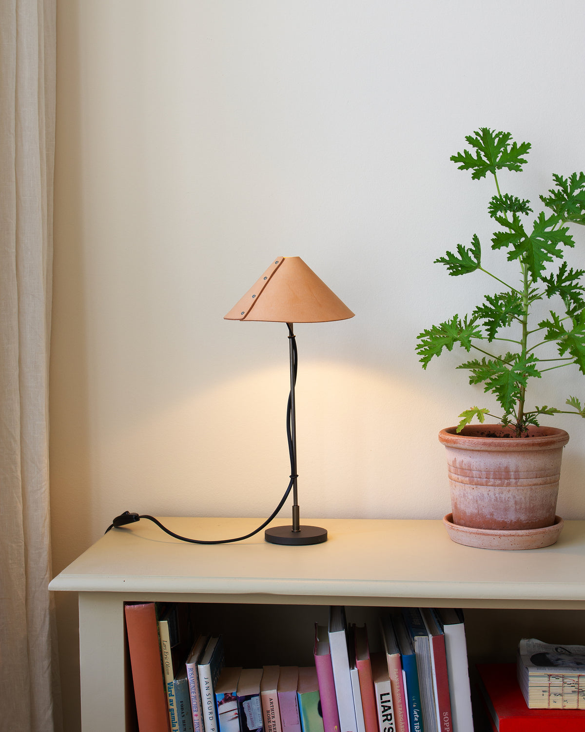 Koncis bordslampa med läderskärm