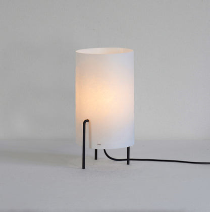 Trefot bordslampa